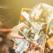 Valorización de residuos - chica reciclando